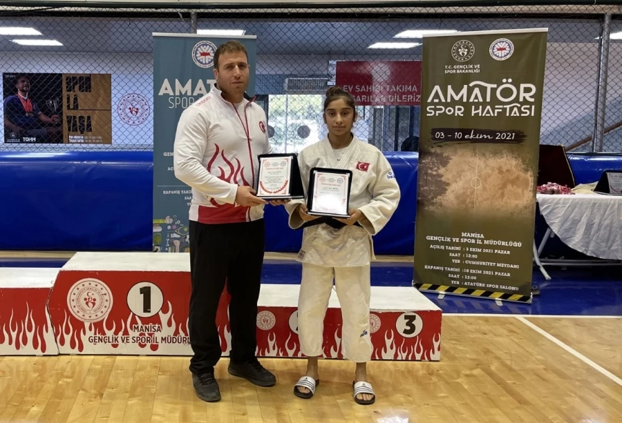 Judocular Zilan Ertem ve Antrenörümüz Erdal Bagaç’a ‘Sporun Enleri’ Ödülü