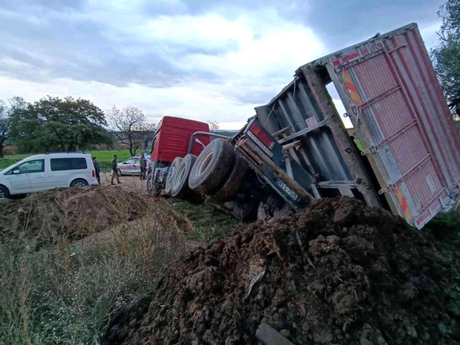 Gölmarmara’da devrilen kamyonun sürücüsü yaralandı