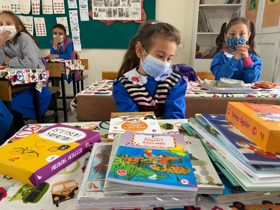 Bakan Kasapoğlu’ndan Kobaklar İlkokulu öğrencilerine kitap