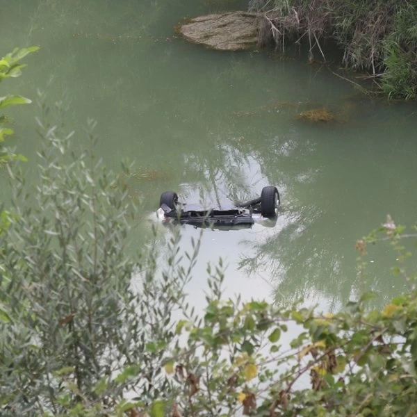 Gediz nehrine düşen otomobilin sürücüsü yüzerek kurtuldu