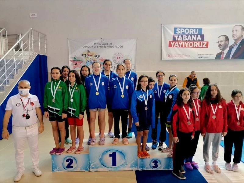 Manisa Belediyespor’un Yüzücüleri Madalyaya Kulaç Attı