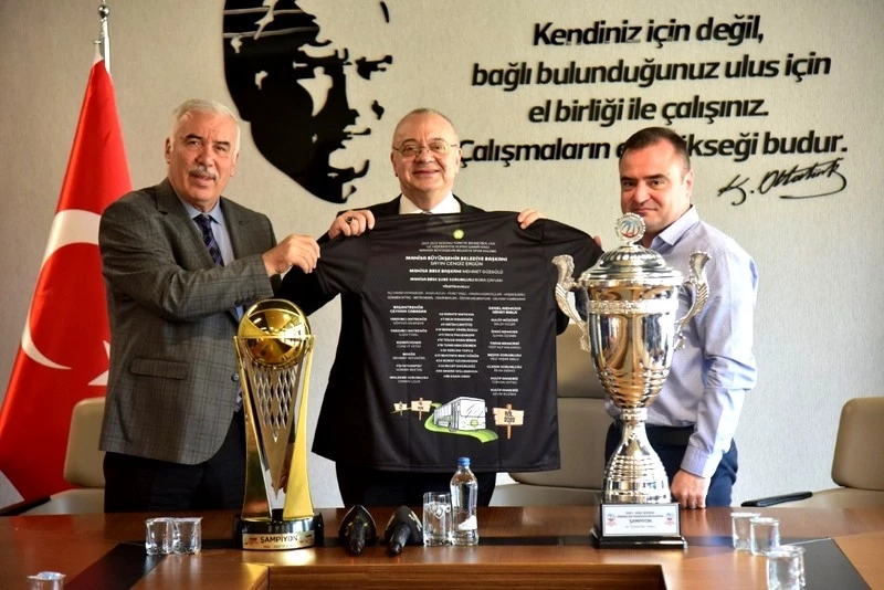 Başkan Ergün, Şampiyon Manisa BBSK’yı Kutladı