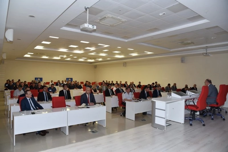 Vali Karadeniz Başkanlığında Kaymakamlar Değerlendirme Toplantısı Yapıldı